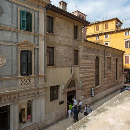 Billie'S Flat Red - Art & Design Apt In Verona Historic Centre ภายนอก รูปภาพ