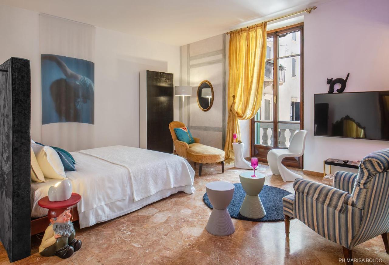 Billie'S Flat Red - Art & Design Apt In Verona Historic Centre ภายนอก รูปภาพ