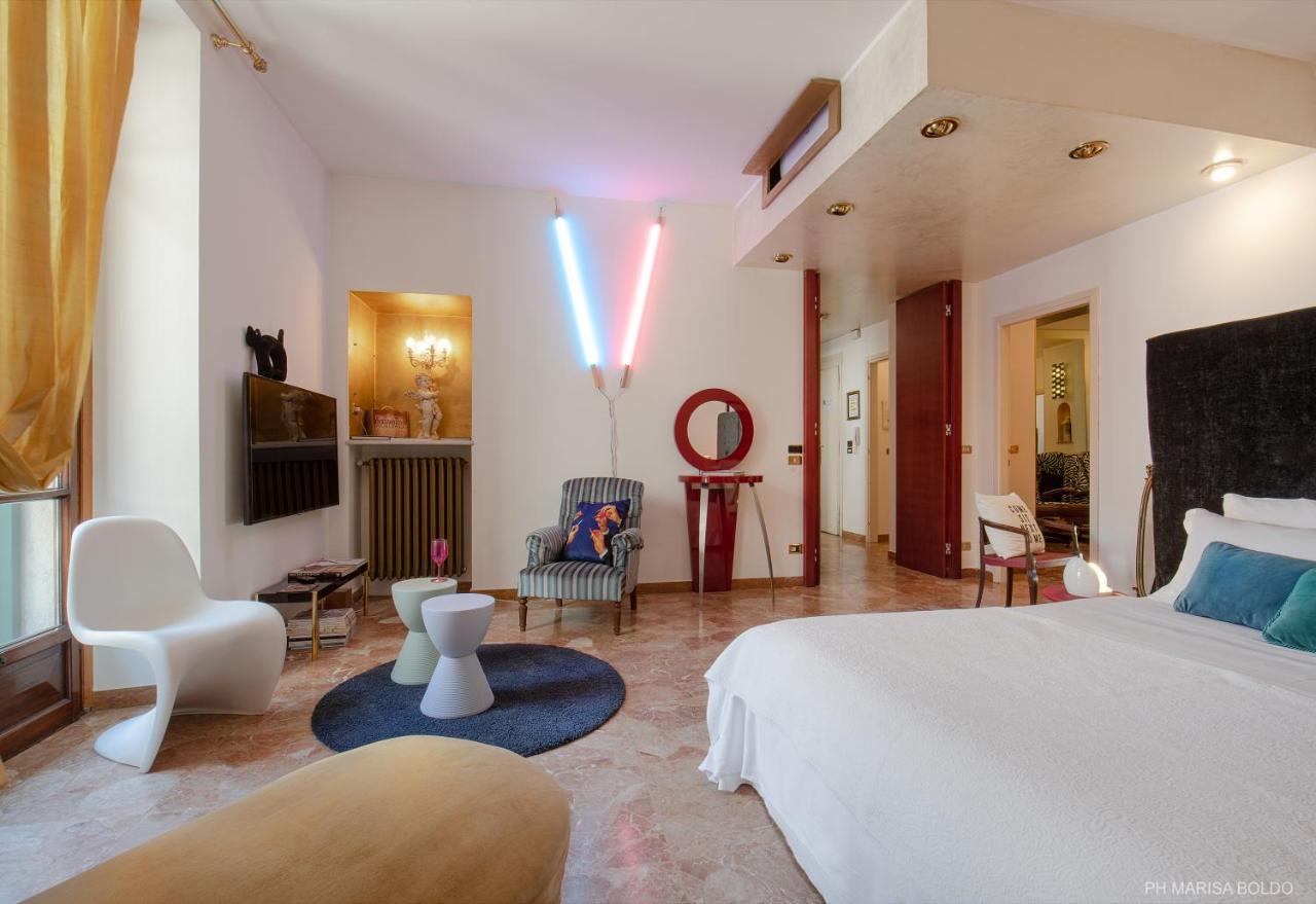 Billie'S Flat Red - Art & Design Apt In Verona Historic Centre ภายนอก รูปภาพ