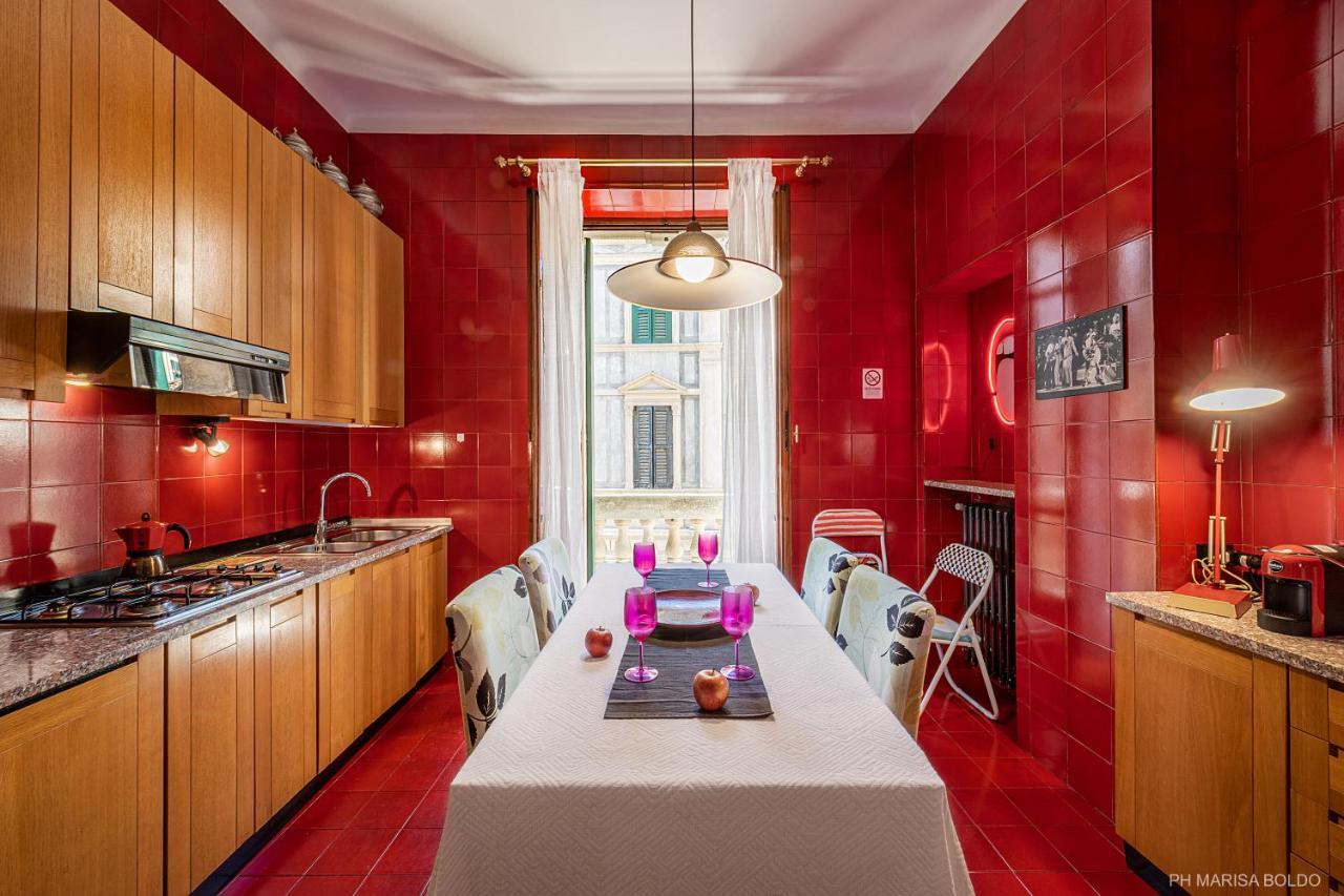 Billie'S Flat Red - Art & Design Apt In Verona Historic Centre ภายนอก รูปภาพ