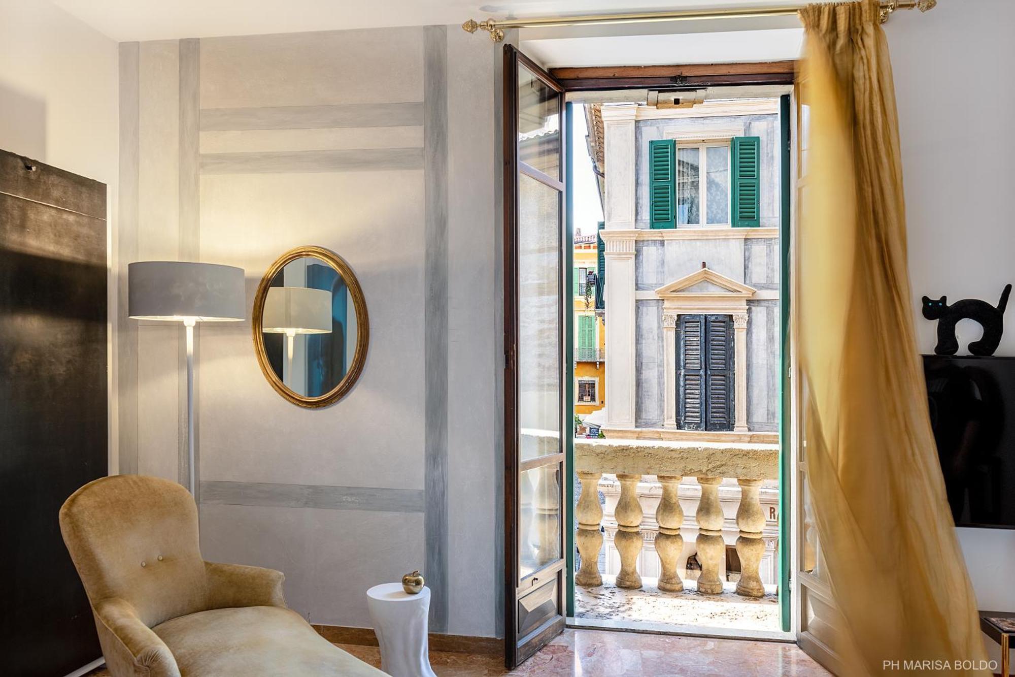 Billie'S Flat Red - Art & Design Apt In Verona Historic Centre ภายนอก รูปภาพ