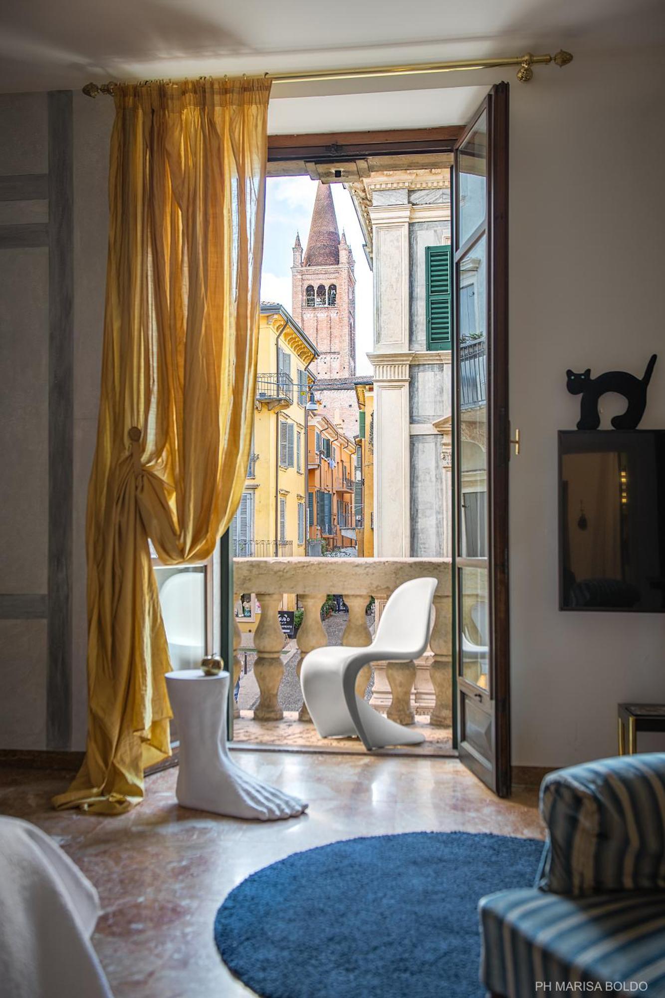 Billie'S Flat Red - Art & Design Apt In Verona Historic Centre ภายนอก รูปภาพ