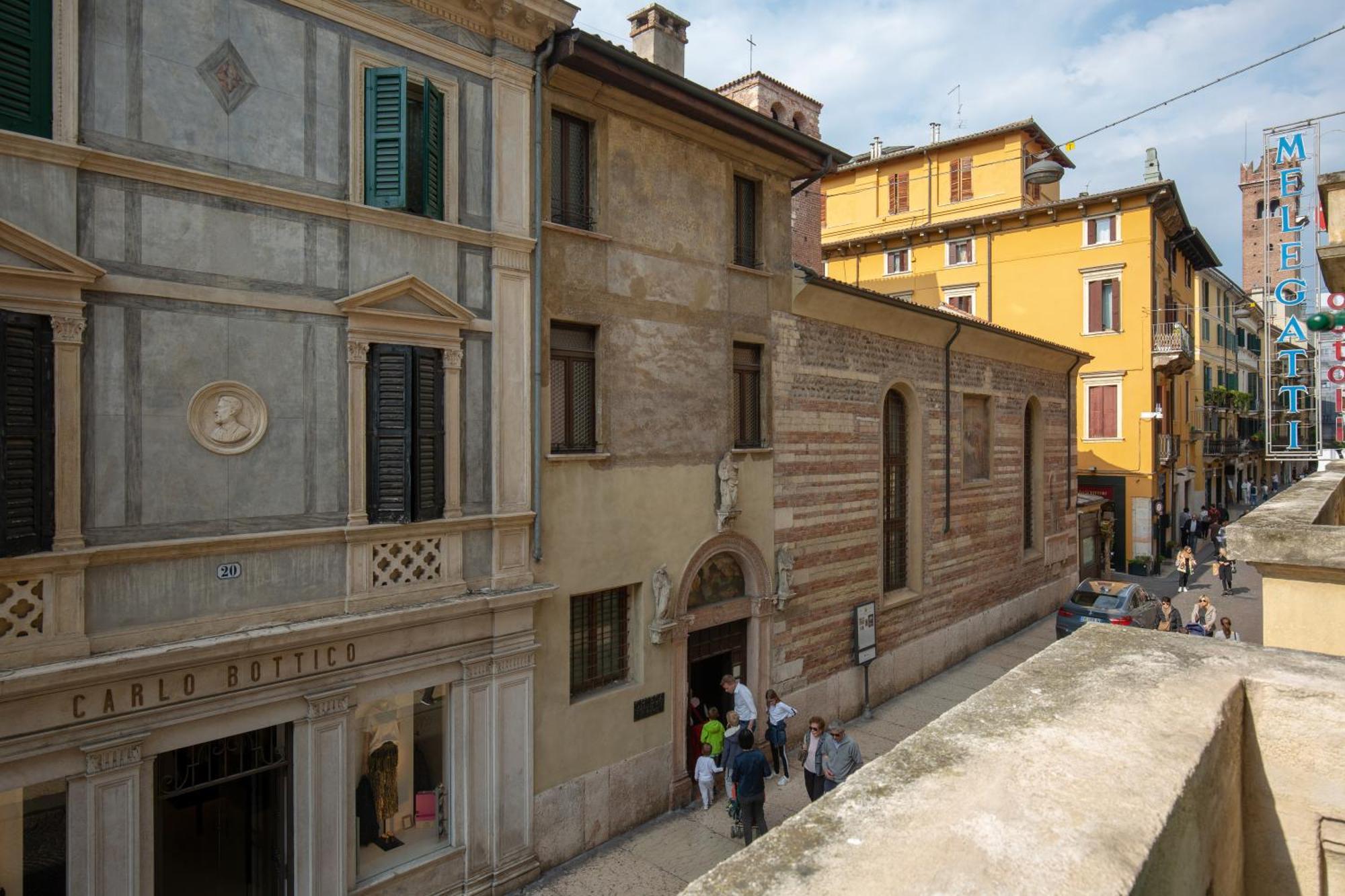 Billie'S Flat Red - Art & Design Apt In Verona Historic Centre ภายนอก รูปภาพ